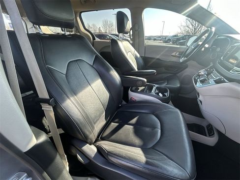 Used 2020 Chrysler Pacifica Touring-L image 30
