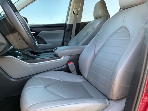 Used 2023 Toyota Highlander XLE FWD image 17