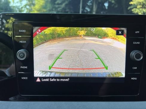 Used 2025 Volkswagen Jetta SE FWD image 18