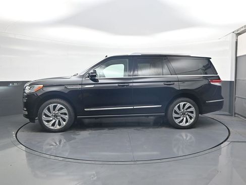 Used 2024 Lincoln Navigator Premiere image 4