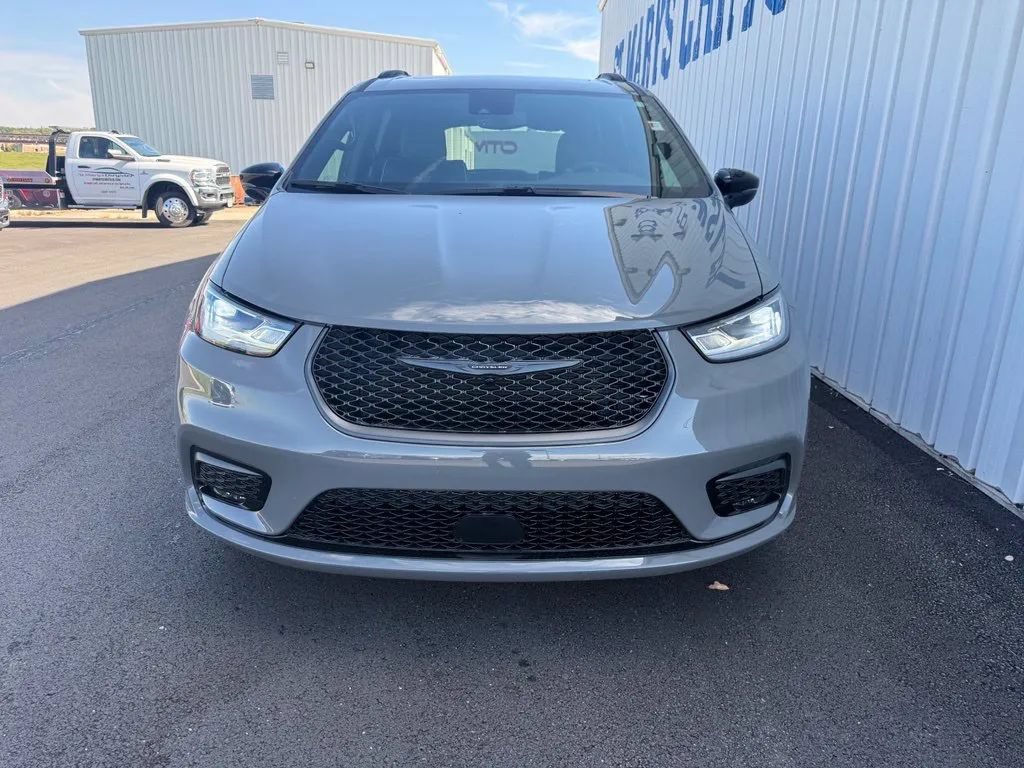 Used 2025 Chrysler Pacifica Limited w/ Trailer Tow Group FWD image 3