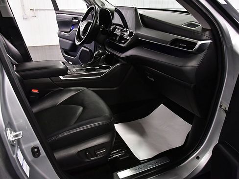 Used 2022 Toyota Highlander Platinum image 30