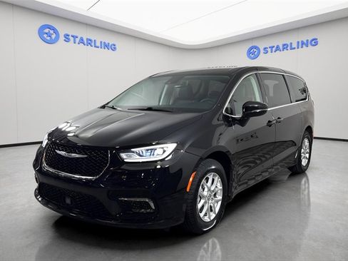 Used 2024 Chrysler Pacifica Touring-L image 16