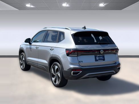 Used 2025 Volkswagen Taos SE AWD/4WD image 3