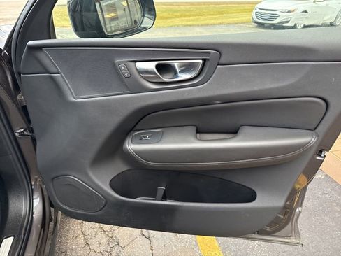 Used 2025 Volvo XC60 B5 Plus image 33