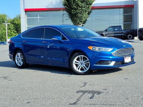 Used 2018 Ford Fusion SE w/ Fusion SE Technology Package FWD image 2
