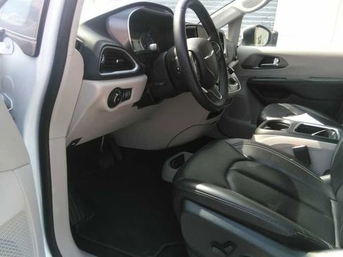 Used 2023 Chrysler Pacifica Touring-L FWD image 3