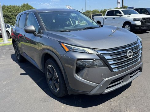 Used 2024 Nissan Rogue SV AWD/4WD image 3