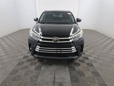 Used 2018 Toyota Highlander Limited FWD image 2