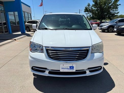 Used 2014 Chrysler Town & Country Touring FWD image 2