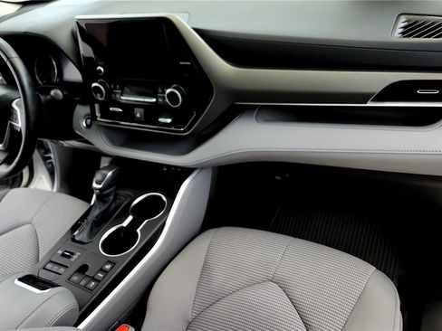 Used 2023 Toyota Highlander LE AWD/4WD image 16