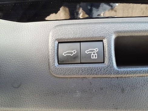 Used 2021 Toyota Venza LE image 8