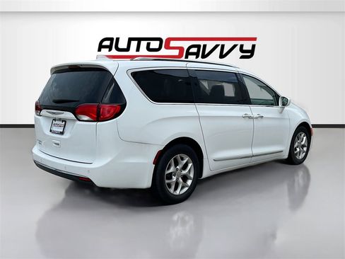 Used 2019 Chrysler Pacifica Touring-L Plus w/ Tire & Wheel Group image 7