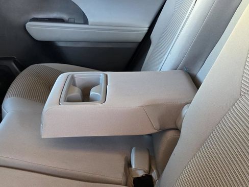 Used 2023 Toyota Highlander LE AWD/4WD image 9
