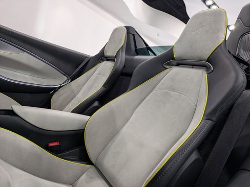 Used 2025 McLaren Artura Spider image 8