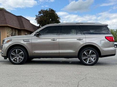 Used 2019 Lincoln Navigator Reserve AWD/4WD image 2