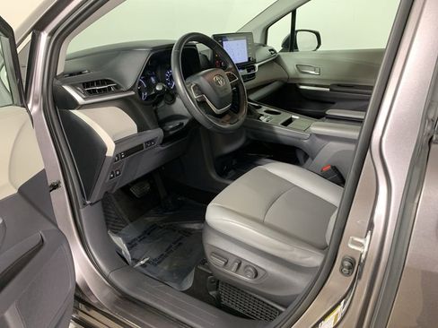 Used 2021 Toyota Sienna XLE FWD image 32