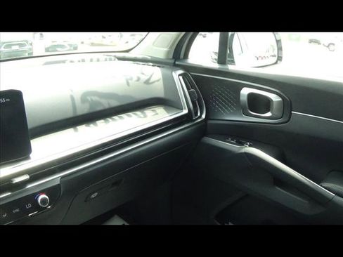 Used 2024 Kia Sorento S image 32