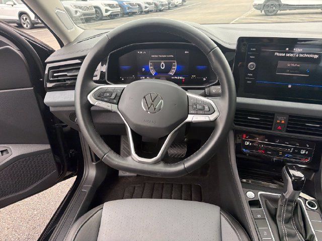 Certified 2025 Volkswagen Jetta SE w/ Sunroof Package FWD image 23