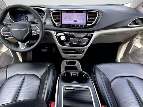 Certified 2023 Chrysler Pacifica Touring-L FWD image 7