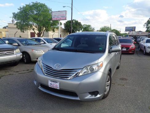 Used 2017 Toyota Sienna LE image 4