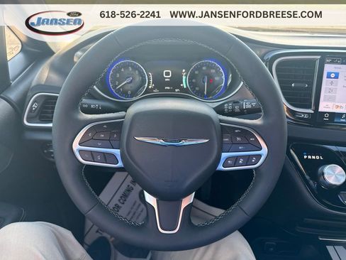 Used 2025 Chrysler Pacifica Select FWD image 16