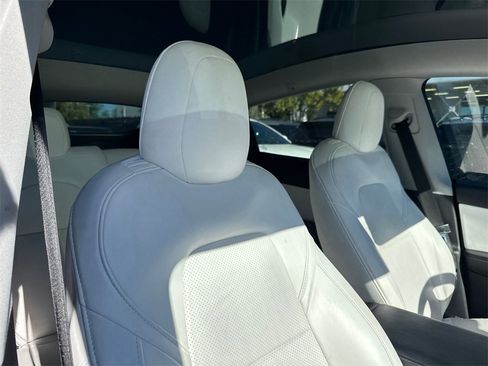 Used 2021 Tesla Model Y Long Range image 17