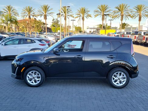 Used 2025 Kia Soul LX image 3
