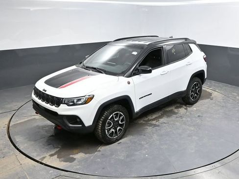Used 2025 Jeep Compass Trailhawk AWD/4WD image 38