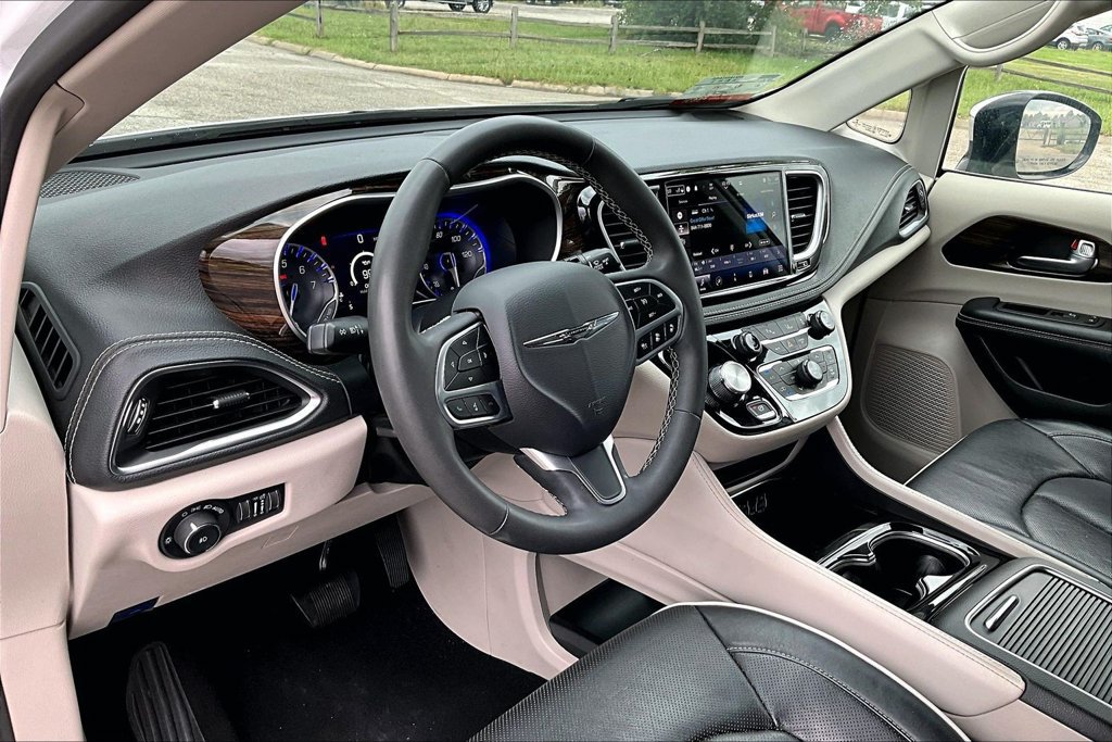 Used 2023 Chrysler Pacifica Limited FWD image 13