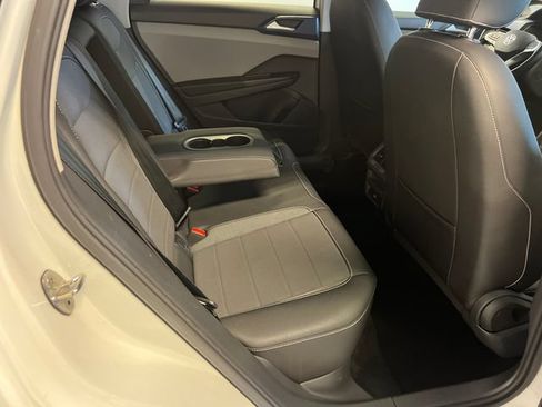 Certified 2024 Volkswagen Taos SE FWD image 12