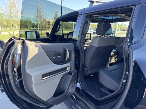 Used 2024 GMC Hummer EV 2X w/ LPO, Illumination Package image 13