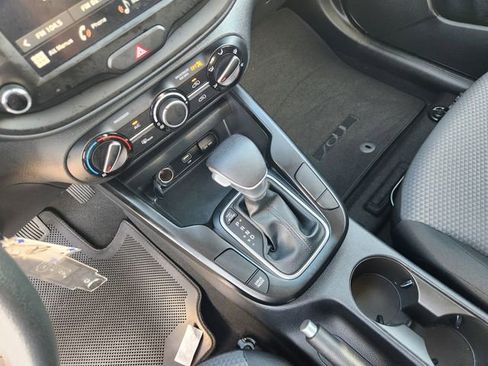 Used 2025 Kia Soul LX w/ LX Technology Package FWD image 19