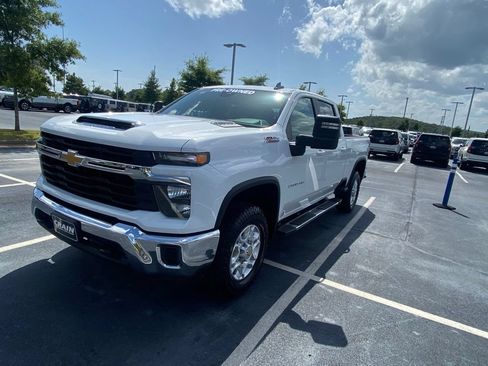 Used 2025 Chevrolet Silverado 2500 LT AWD/4WD image 3