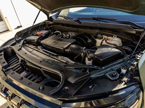 Used 2025 Chevrolet Tahoe Z71 w/ Comfort Package image 40