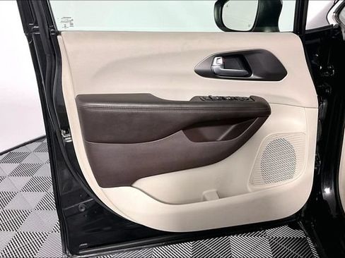 Used 2017 Chrysler Pacifica Touring Plus FWD image 27