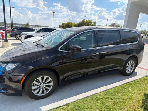 Used 2017 Chrysler Pacifica Touring w/ Tire & Wheel Group FWD image 1