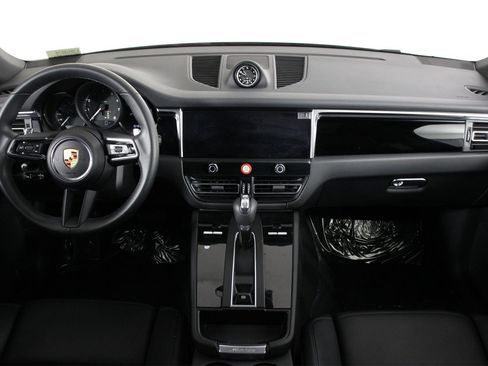 Certified 2025 Porsche Macan image 11