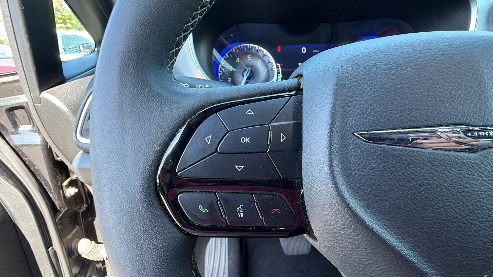 Used 2025 Chrysler Pacifica Limited FWD image 28