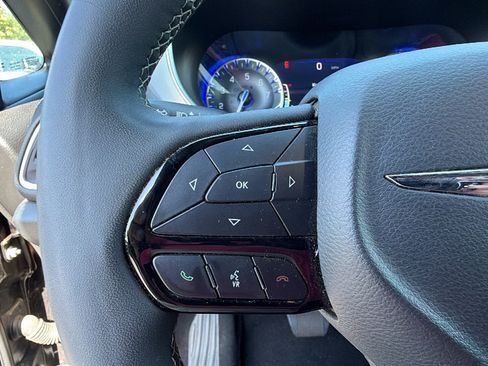 Used 2025 Chrysler Pacifica Limited FWD image 28