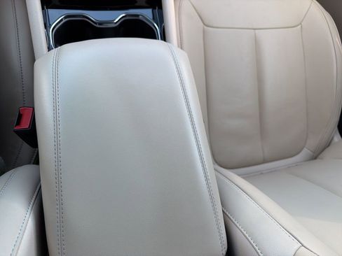 Used 2023 Jeep Grand Cherokee Limited w/ Black Appearance Package image 41