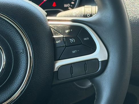 Used 2018 Jeep Renegade Latitude FWD image 40