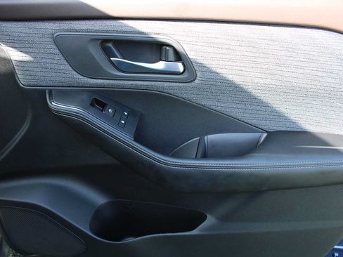 Used 2023 Nissan Rogue SV FWD image 16