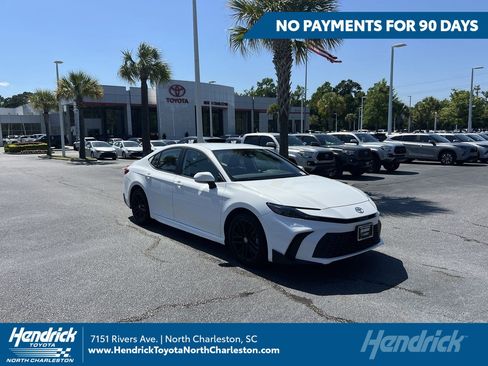 Used 2025 Toyota Camry SE FWD image 1