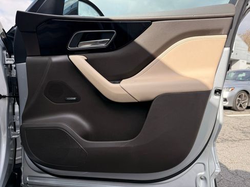 Used 2018 Jaguar F-PACE Prestige image 34