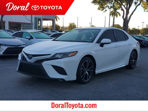 Used 2020 Toyota Camry SE image 1