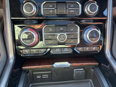 Used 2023 GMC Yukon Denali Ultimate image 11