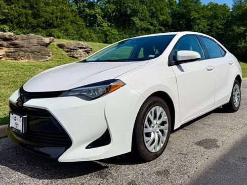 Used 2018 Toyota Corolla LE FWD image 1