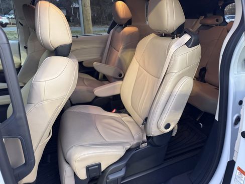 Used 2024 Toyota Sienna Limited image 30