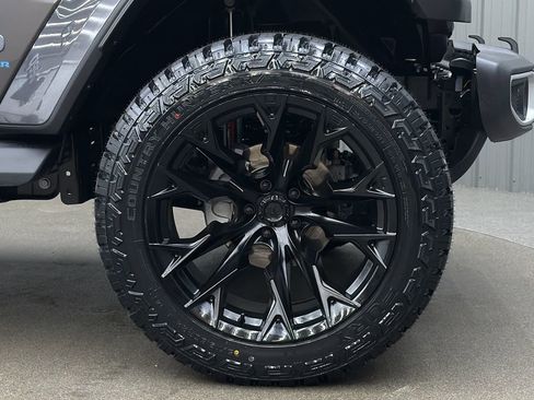 Used 2025 Jeep Wrangler Unlimited Sahara AWD/4WD image 9
